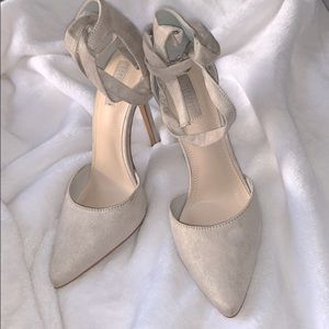 Gray pumps